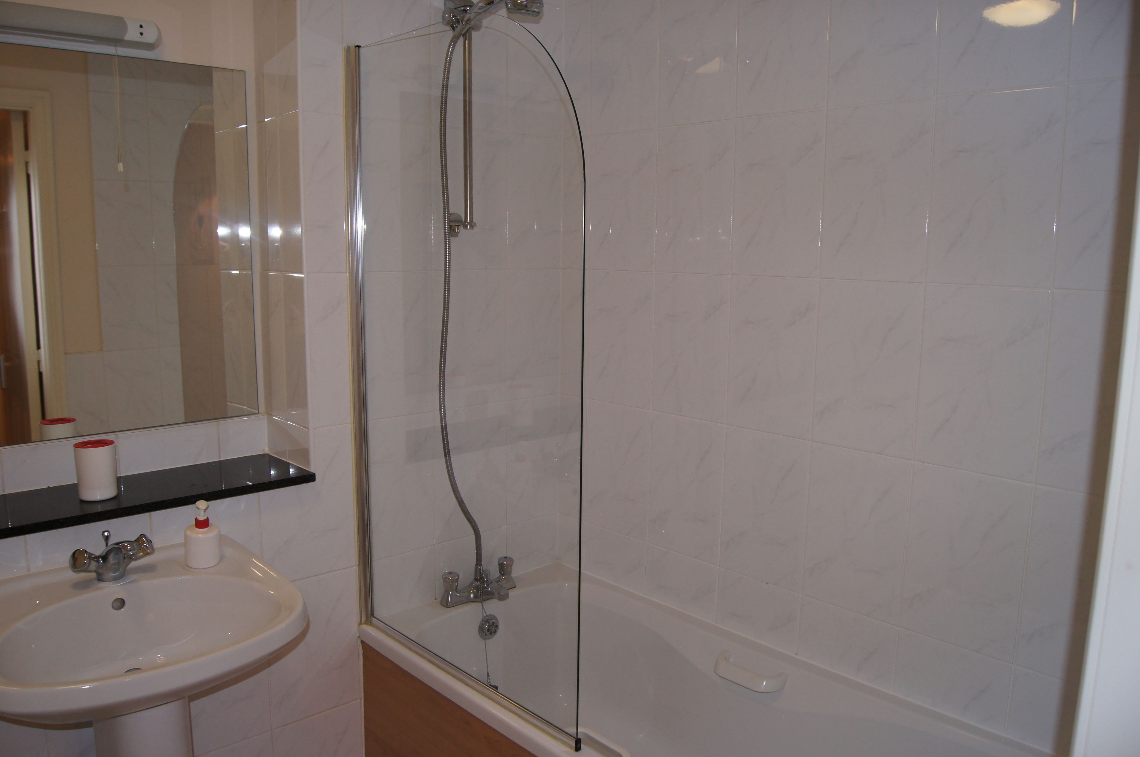 Apartamento, 2 quartos | Banheiro | Chuveiro/banheira combinados, secador de cabelo (mediante solicitação)