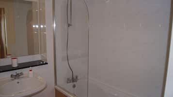 Apartamento, 2 quartos | Banheiro | Chuveiro/banheira combinados, secador de cabelo (mediante solicitação)