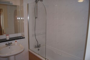 Apartamento, 2 quartos | Banheiro | Chuveiro/banheira combinados, secador de cabelo (mediante solicitação)