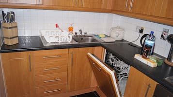 Apartment, 2 Bedrooms | Private kitchen