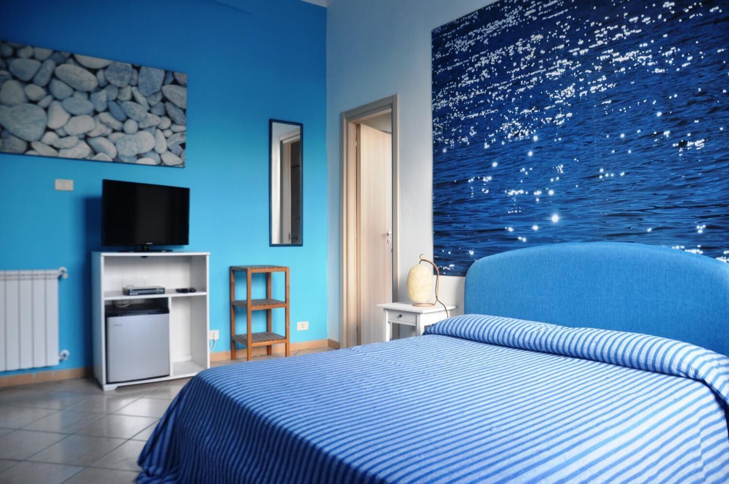 Minibar, free WiFi, bed sheets