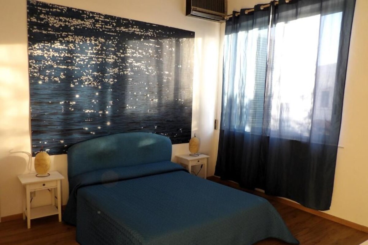 Minibar, free WiFi, bed sheets