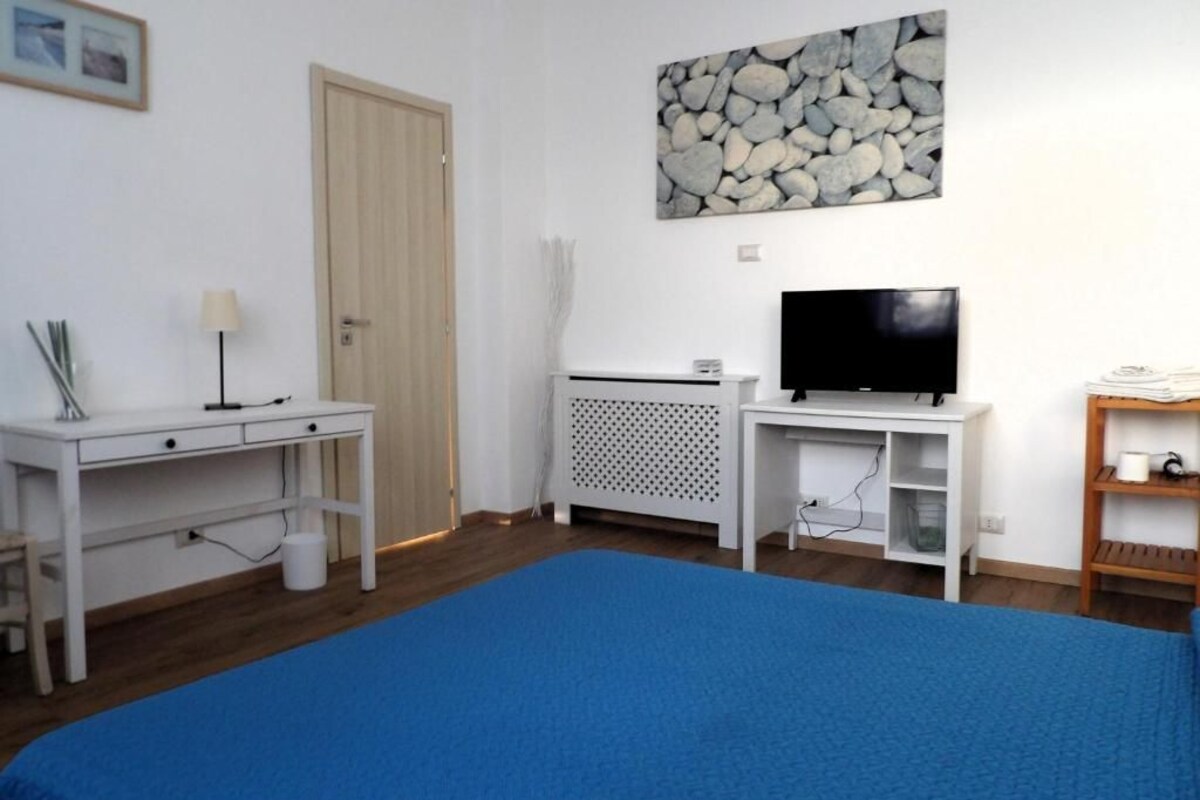 Minibar, WiFi (free), bed sheets