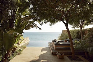 Superior Raw Retreat with Pool | Vue de la chambre