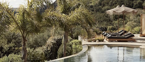 حمّام سباحة خارجي موسمي، كبائن مجانية، مظلات على حمّام السباحة