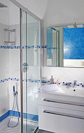 Douche, articles de toilette gratuits, sèche-cheveux, bidet