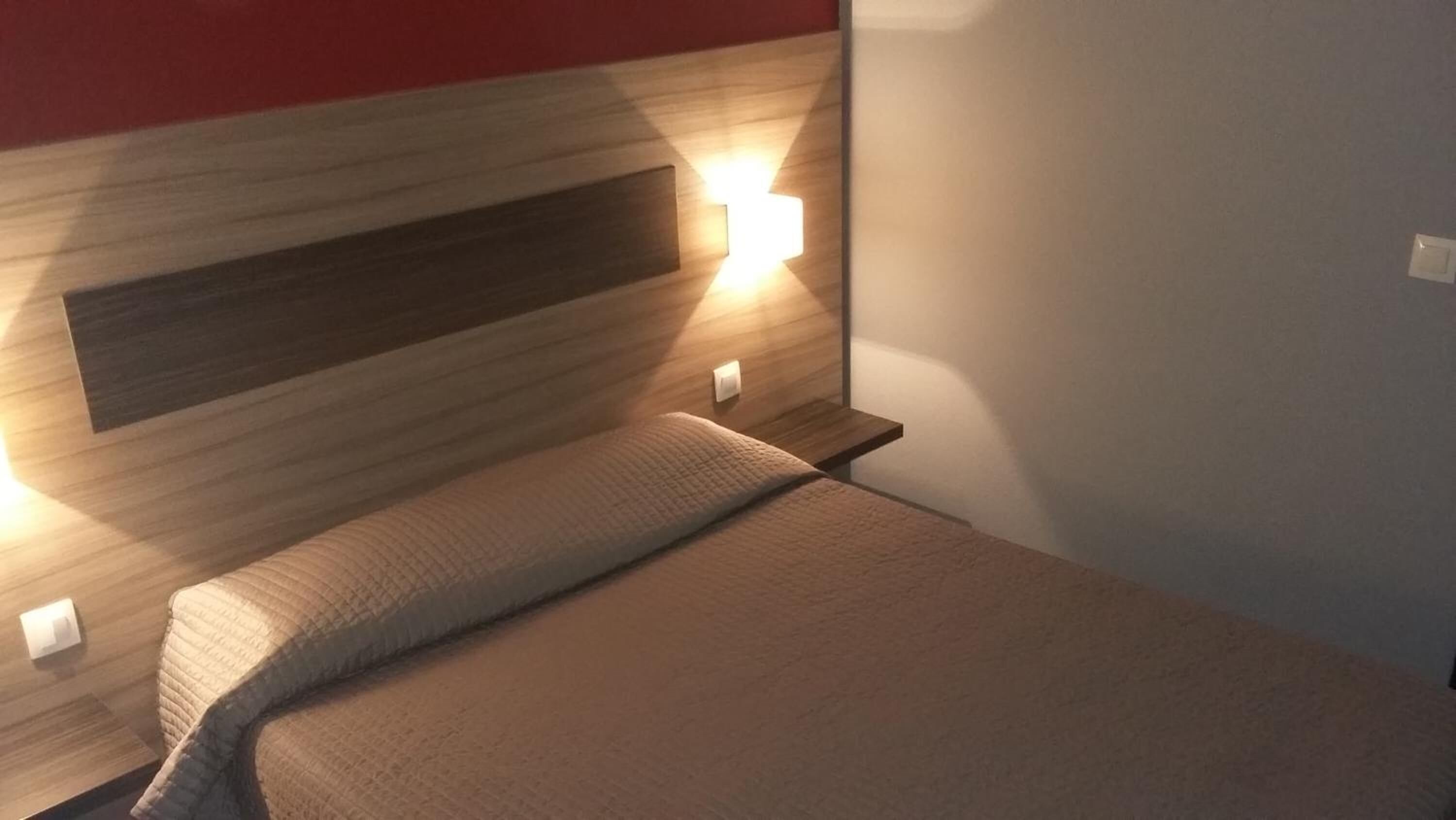 Een bureau, geluiddichte muren, gratis wifi, beddengoed