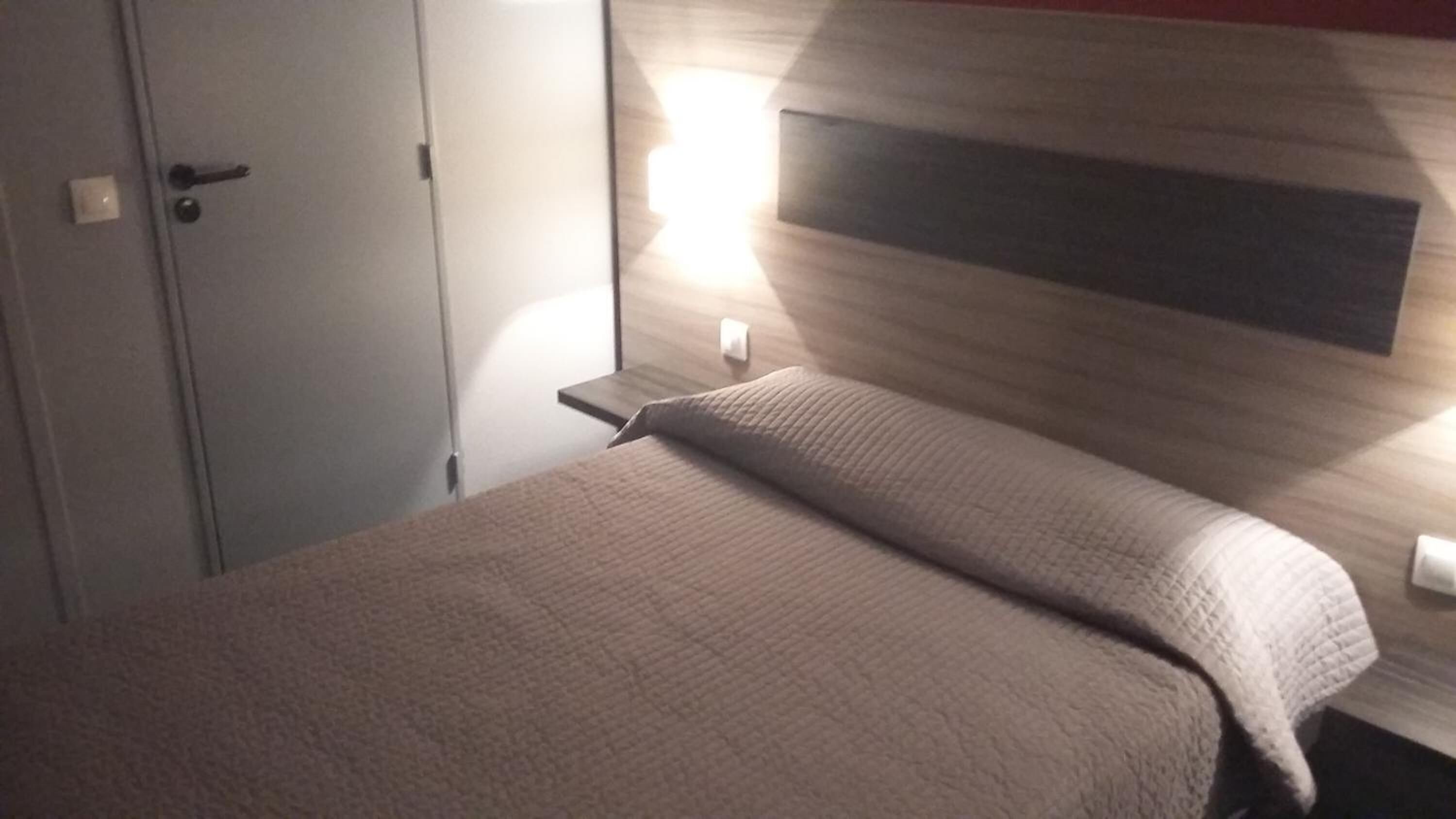 Desk, soundproofing, free WiFi, bed sheets