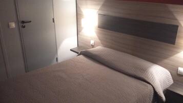 Desk, soundproofing, free WiFi, bed sheets