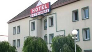 A hotel building with a sign that reads "HOTEL DUMFRANKENSTEIN." - Hotel du Triangle (Talange)
