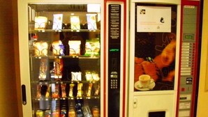 A vending machine with various snacks and drinks. - Hotel du Triangle (Talange)