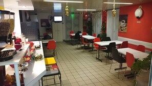 Tägliches Frühstücksbuffet gegen Gebühr