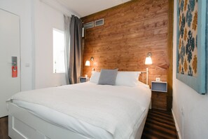 Habitación doble estándar | Cortinas blackout, tabla de planchar con plancha y cunas gratuitas