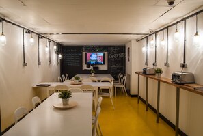Free daily buffet breakfast - The Dictionary Hostel (London)