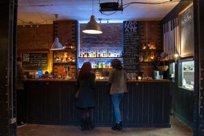 朝食、ランチ、ディナーに営業