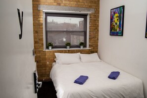 In-room safe, free WiFi - The Dictionary Hostel (London)