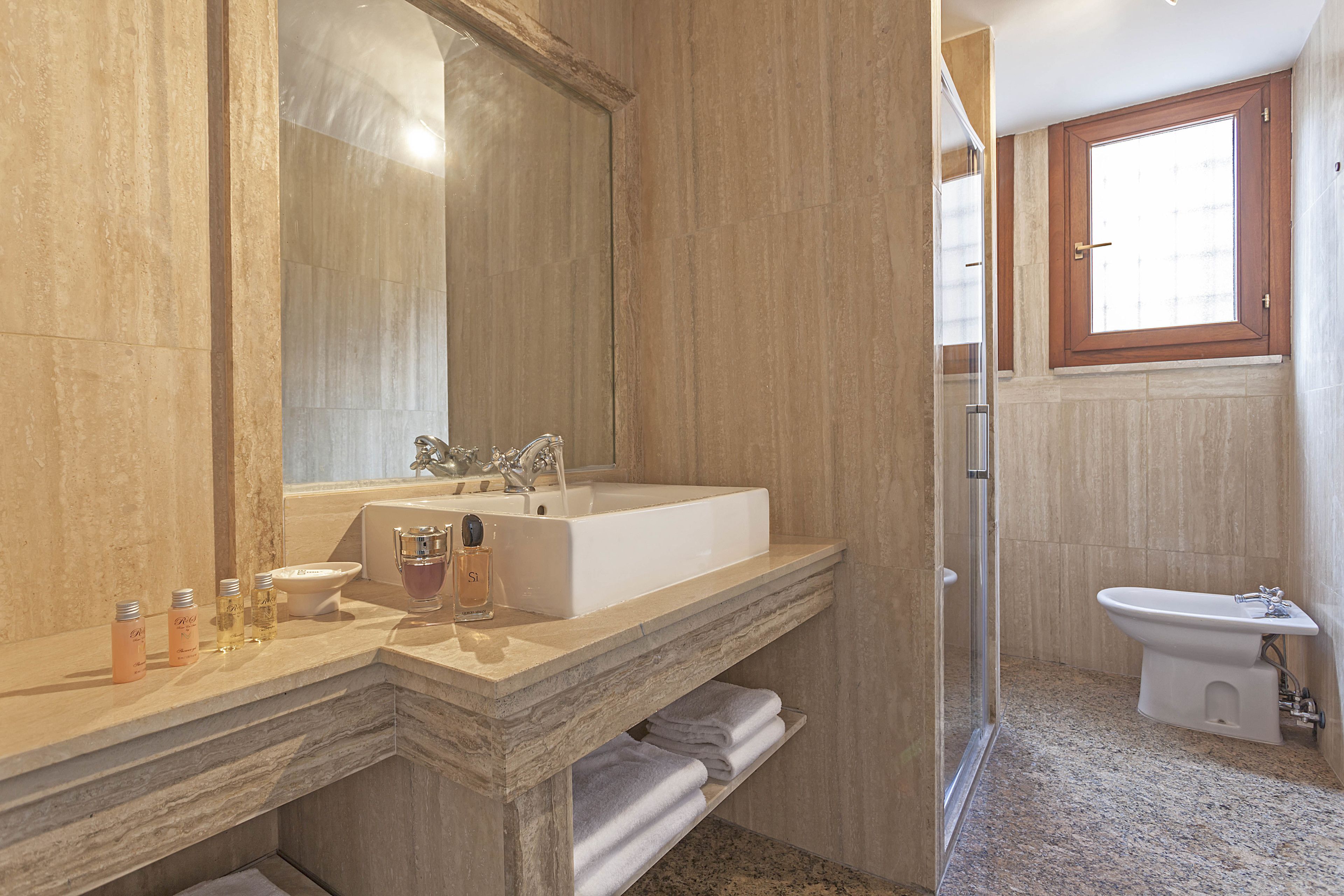Douche, articles de toilette gratuits, sèche-cheveux