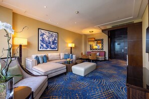 Suite – premier | Oppholdsområde | En 45-tommers TV med kabel-kanaler samt MP3-dokkingstasjon