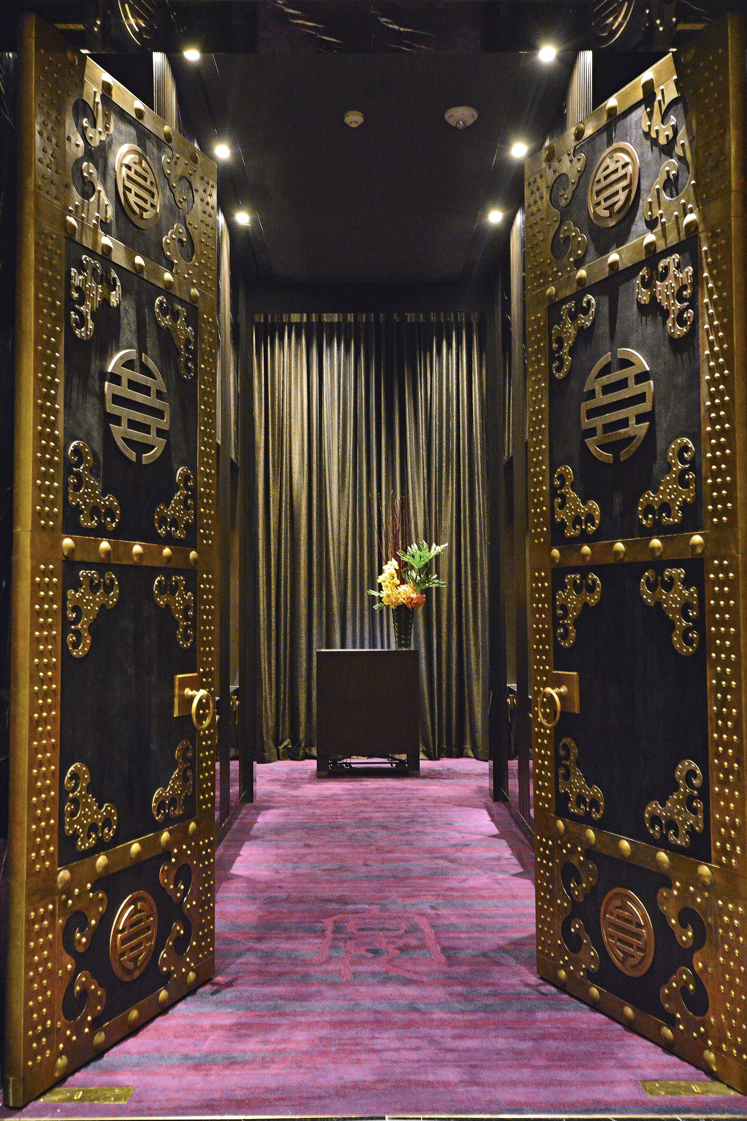 3 restaurants, breakfast, lunch, dinner served; international cuisine