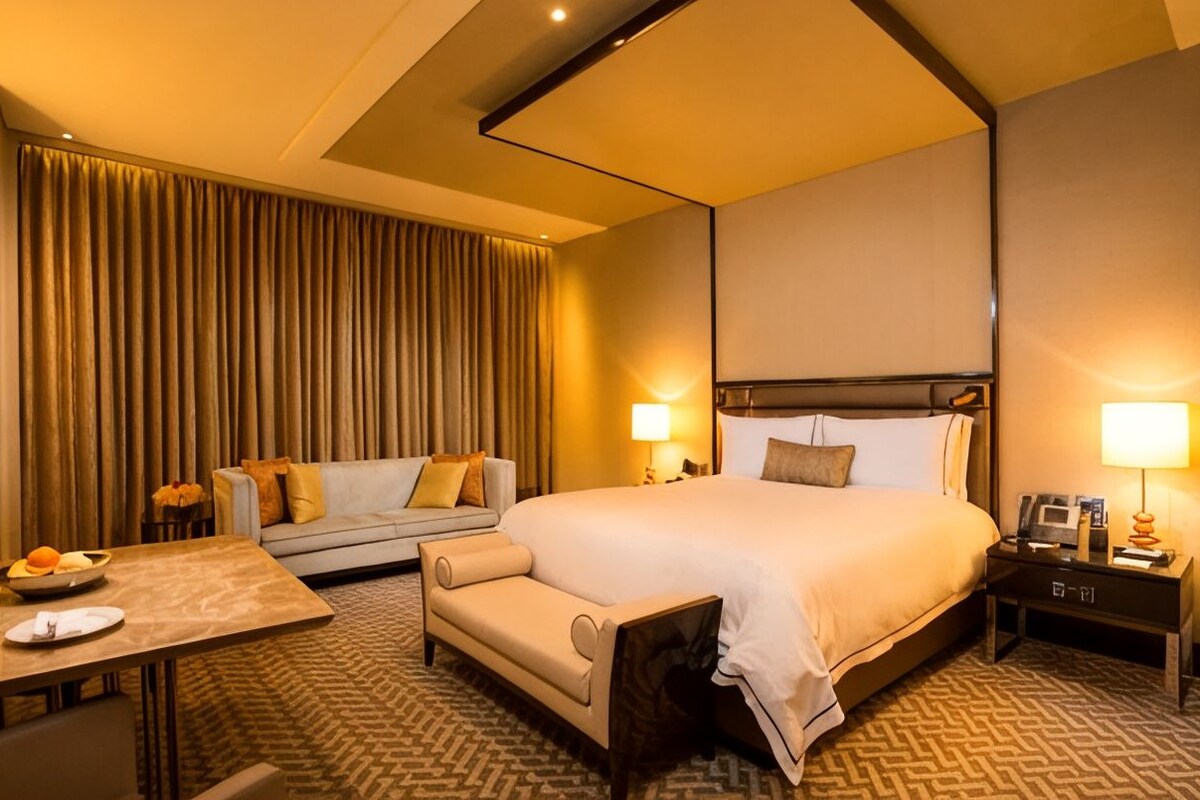Ropa de cama de alta calidad, minibar, caja fuerte y escritorio