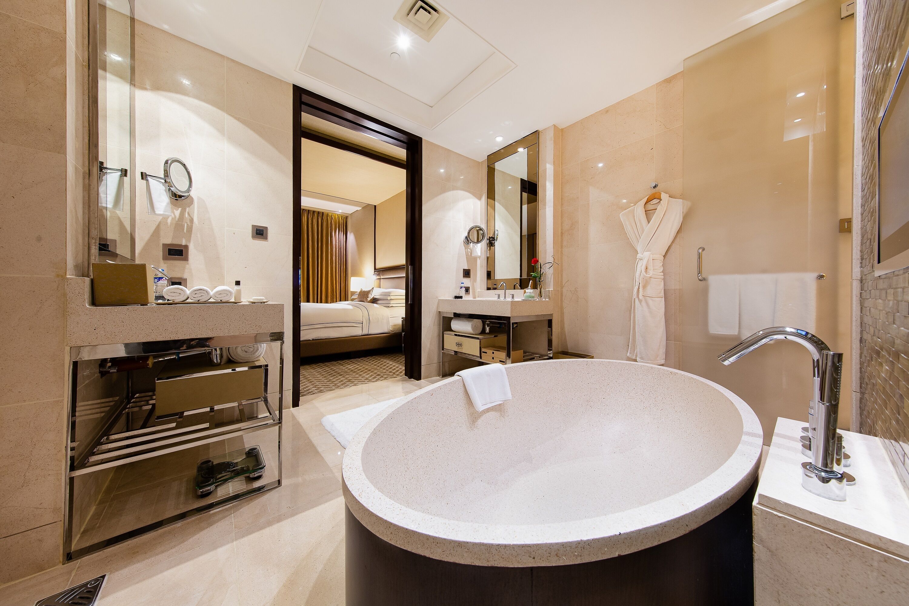 Premier King | Premium bedding, minibar, in-room safe, desk