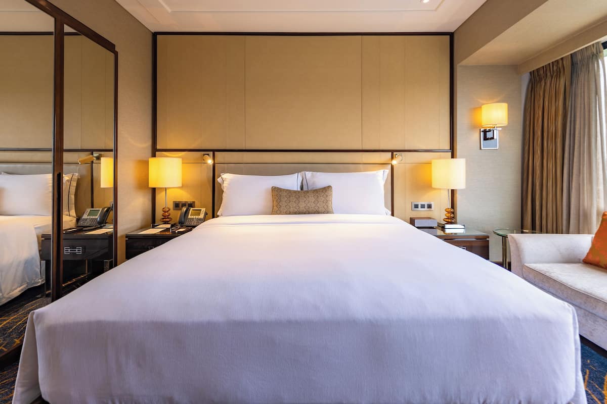 Hochwertige Bettwaren, Minibar, Zimmersafe, Schreibtisch