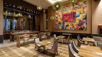 3 restoran; sarapan, makan tengah hari dan makan malam dihidangkan