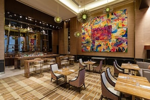 3 restaurants servant le petit déjeuner, le déjeuner et le dîner