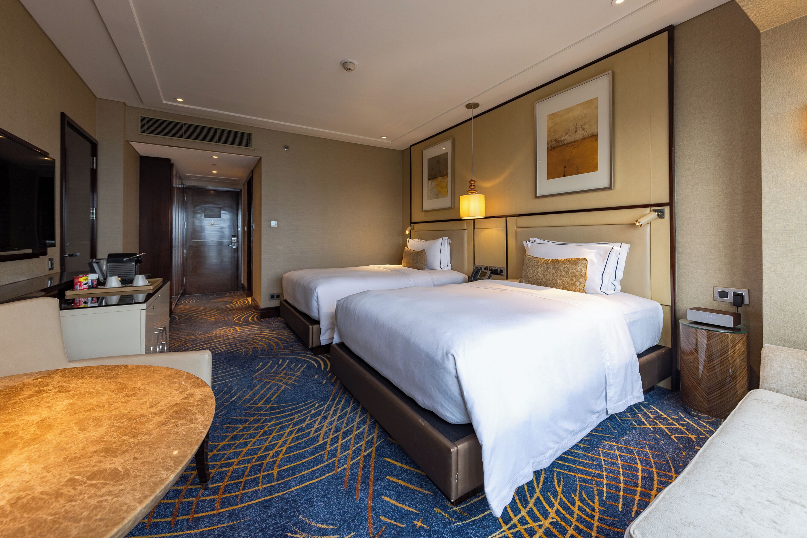 Roupas de cama premium, frigobar, cofres nos quartos, escrivaninha