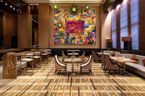 3 restauranter, frokost, lunsj og middag serveres, internasjonale retter