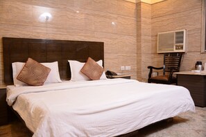 Deluxe Room-CP | Desk - Hotel Maan K (New Delhi)