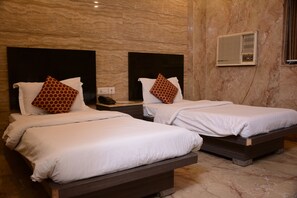Deluxe Room-CP | Desk - Hotel Maan K (New Delhi)