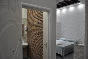 Suite, bain à remous | Minibar, coffres-forts dans les chambres, bureau, chambres insonorisées