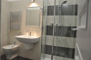Shower, hair dryer, bidet, towels - Imperial Suite (Rome)