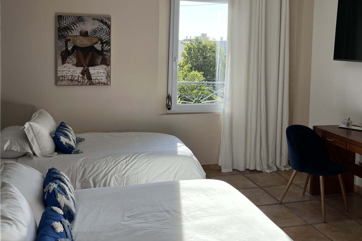 Deluxe Room | Egyptian cotton sheets, premium bedding, pillowtop beds, desk