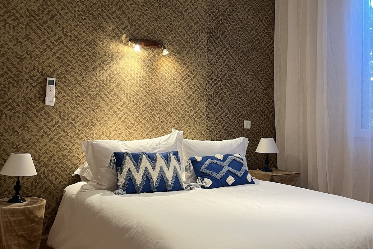 Exclusive Room | Egyptian cotton sheets, premium bedding, pillowtop beds, desk