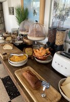 Se ofrece un desayuno bufé todos los días (por un coste adicional)