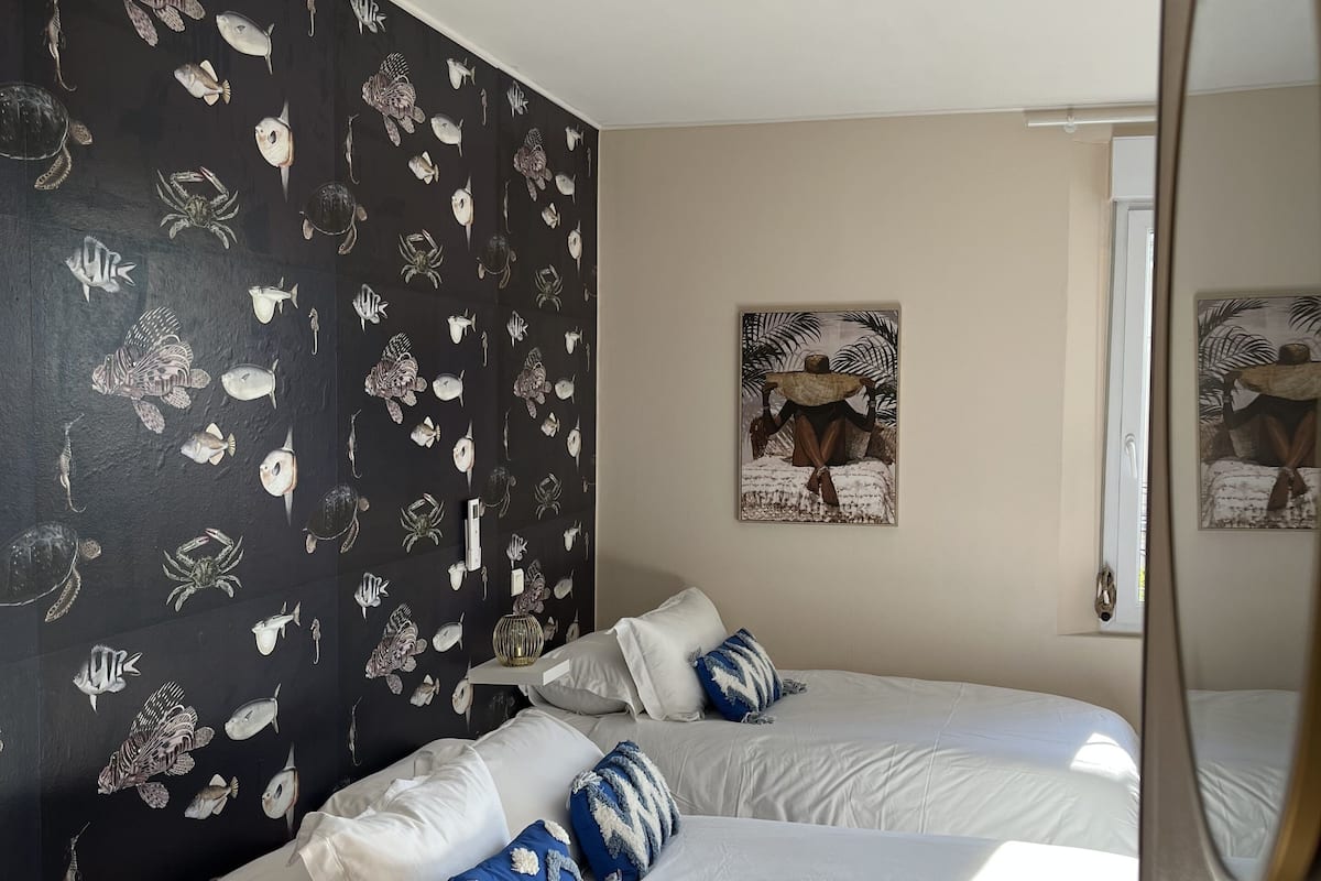 Deluxe Room | Egyptian cotton sheets, premium bedding, pillowtop beds, desk