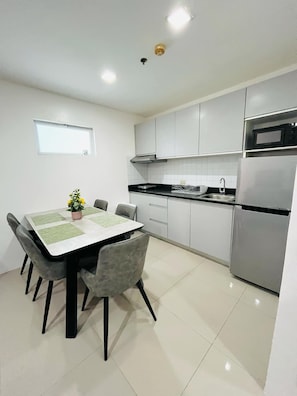 Apartment, 2 Bedrooms | Dapur peribadi | Peti sejuk, ketuhar gelombang mikro, dapur, mesin basuh pinggan mangkuk 