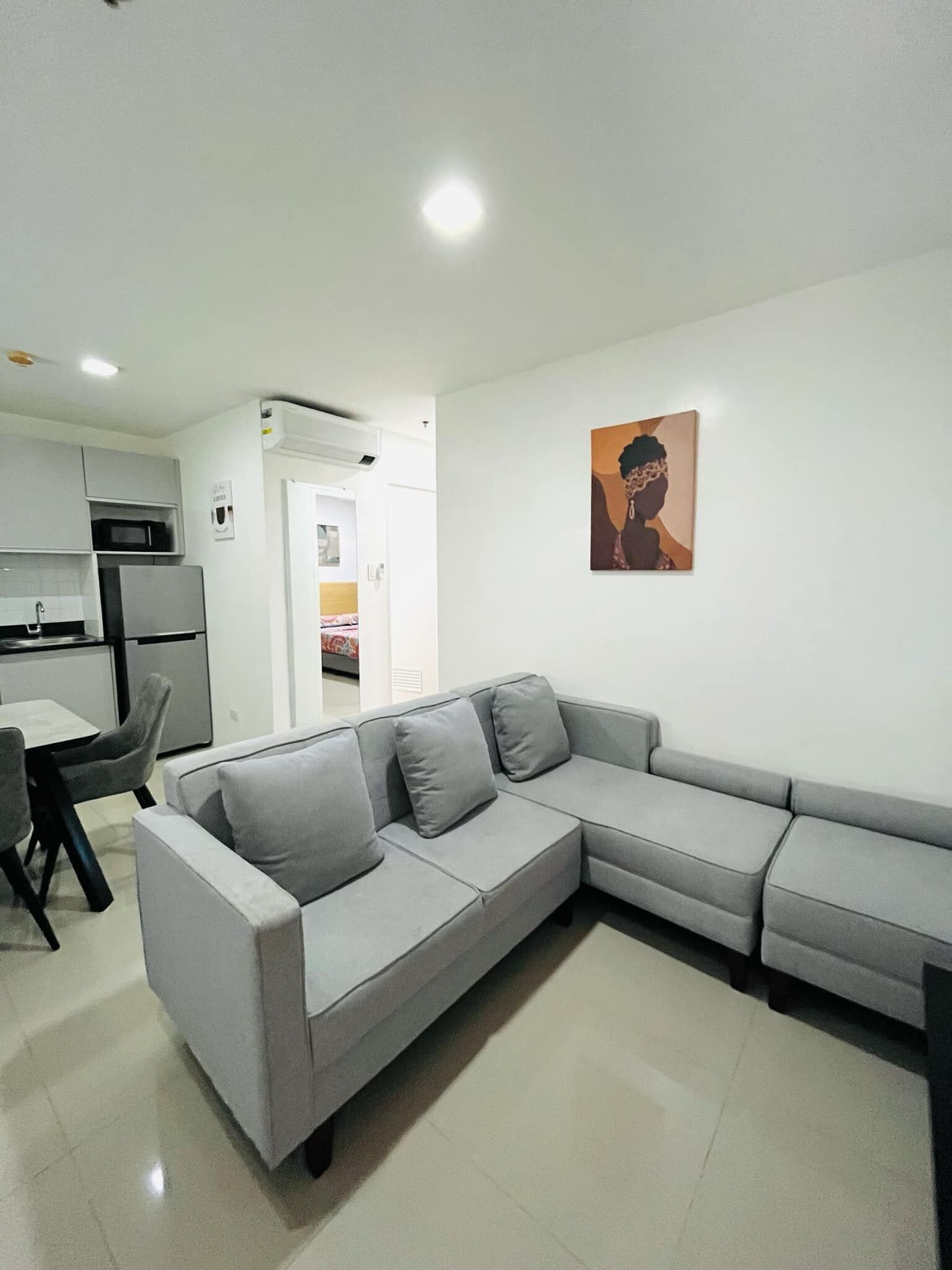 Apartamento, 2 habitaciones | Zona de estar | Televisión LCD de 32 pulgadas con canales por cable, una televisión