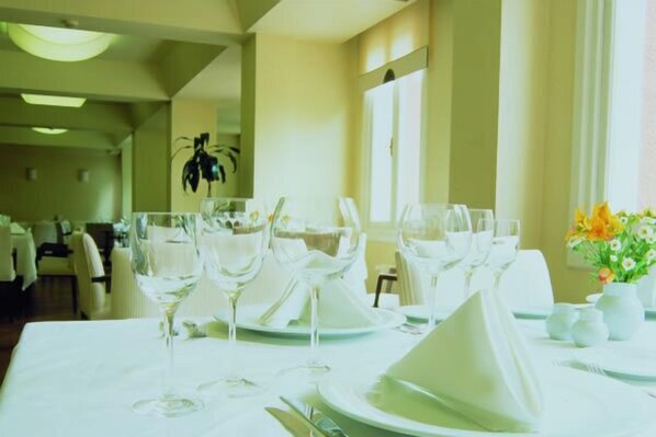 Breakfast, lunch, dinner served; Turkish cuisine, garden views - Kariye Oteli - Special Class (Istanbul)