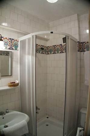 Shower, free toiletries, hair dryer, towels - Kariye Oteli - Special Class (Istanbul)