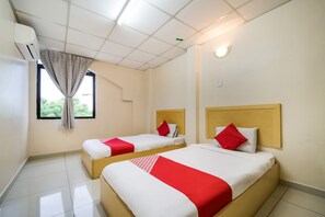 Deluxe Twin Room | Laptop workspace, free WiFi, bed sheets - OYO 301 River Inn Hotel (Butterworth)