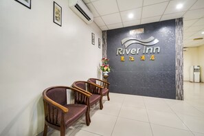 Lobby sitting area - OYO 301 River Inn Hotel (Butterworth)