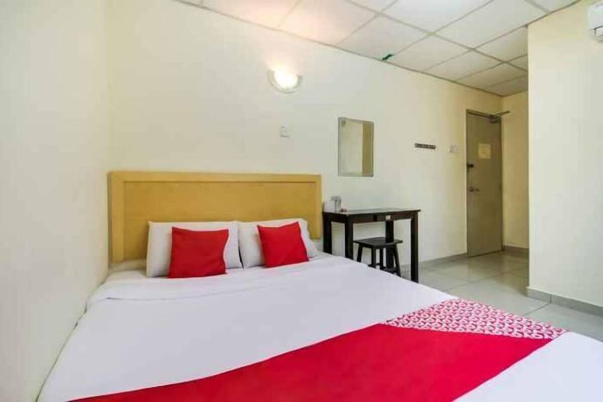 Espacio para trabajar con un portátil, wifi gratis, ropa de cama