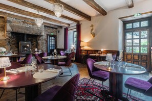 Breakfast and dinner served, local cuisine - Hotel Kastell Dinec'h (Minihy-Treguier)
