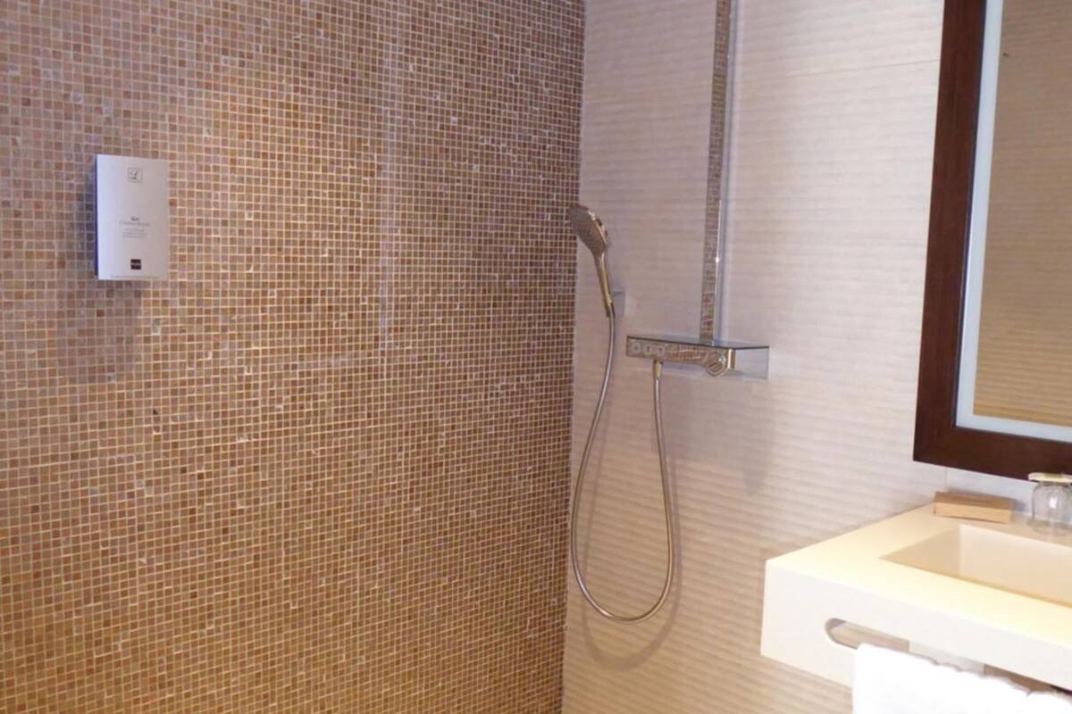 free toiletries, hair dryer