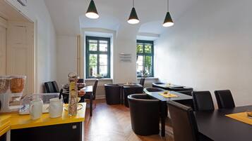 Desayuno continental entre semana (EUR 9 por persona)