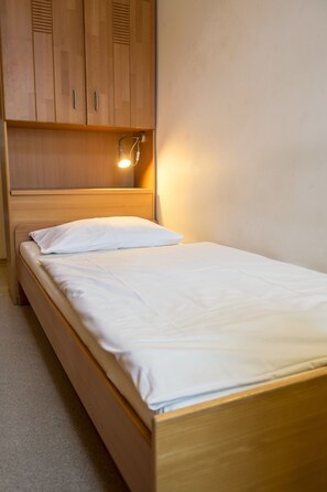 Basic-Einzelzimmer | Zimmersafe, Schreibtisch, schallisolierte Zimmer, kostenloses WLAN