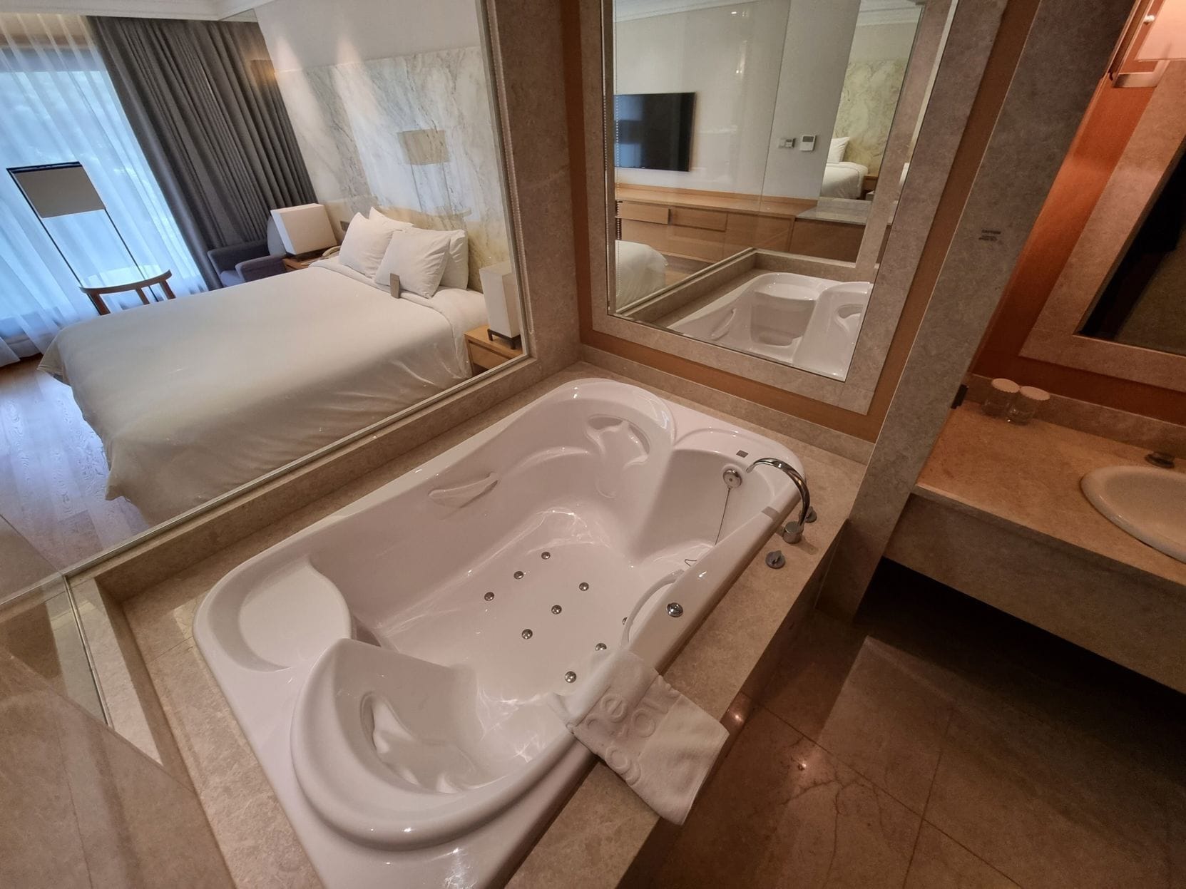 Premium bedding, in-room safe, desk, laptop workspace